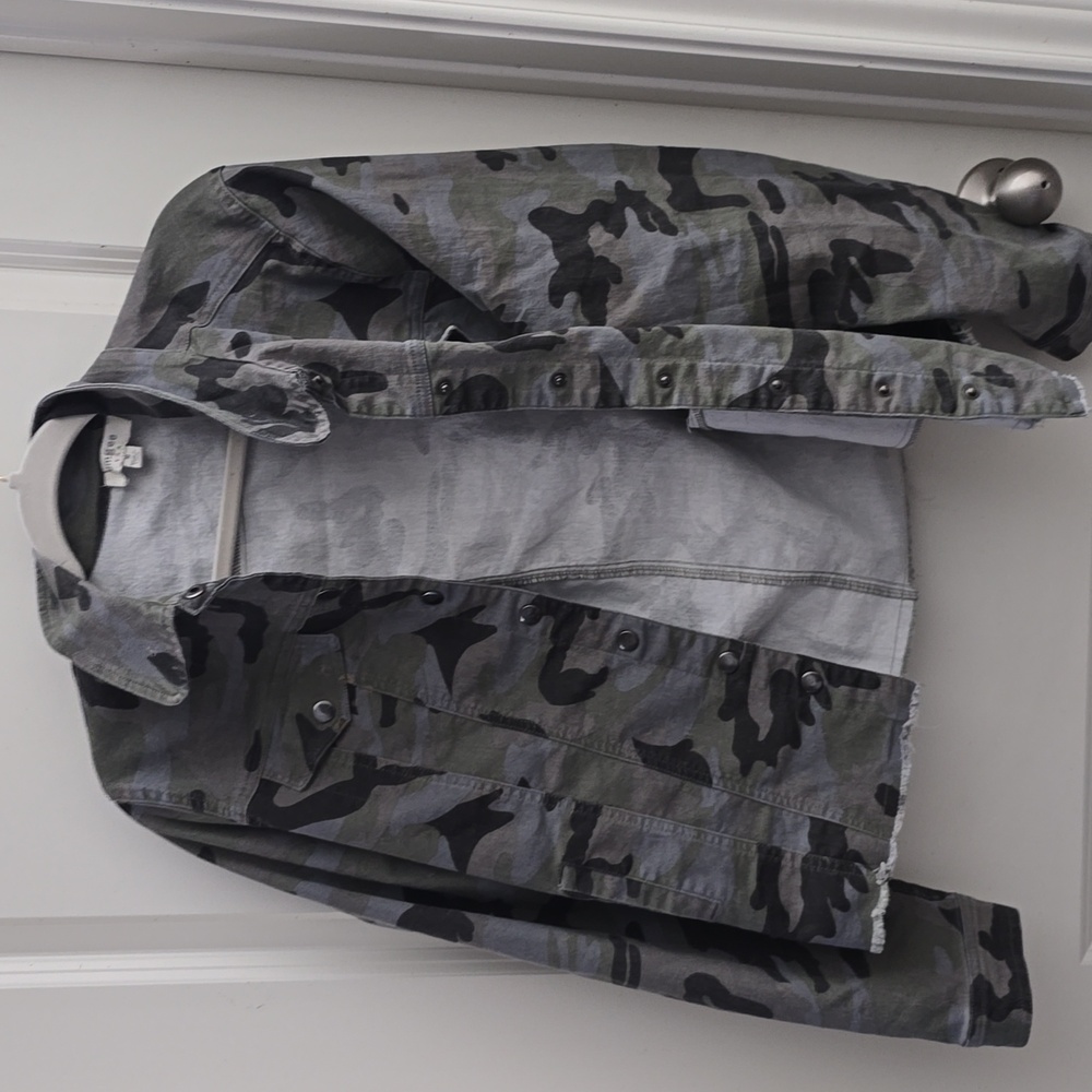 Umgee Olive Camo Jean Jacket With Raw Hem - Picture 3 of 6